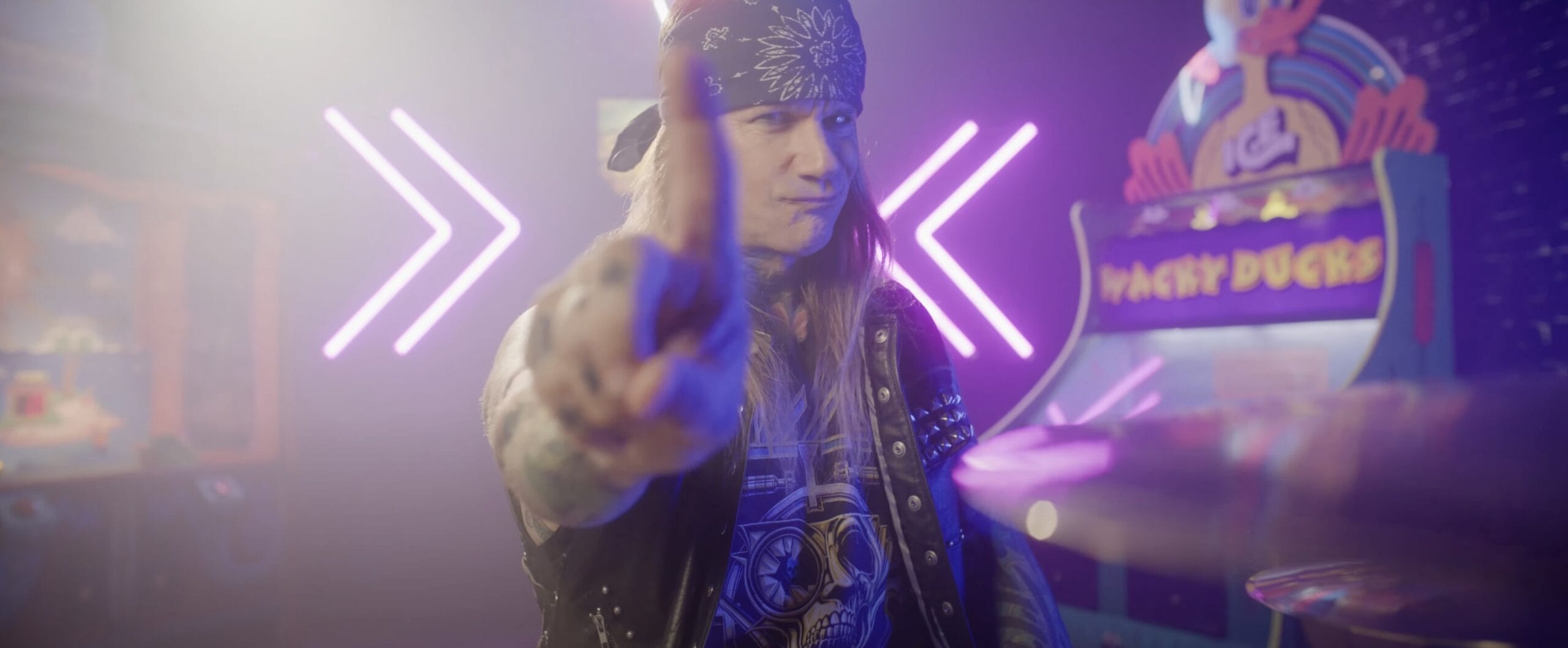 Videoscreenshot - Steel Panther, On Your Instagram